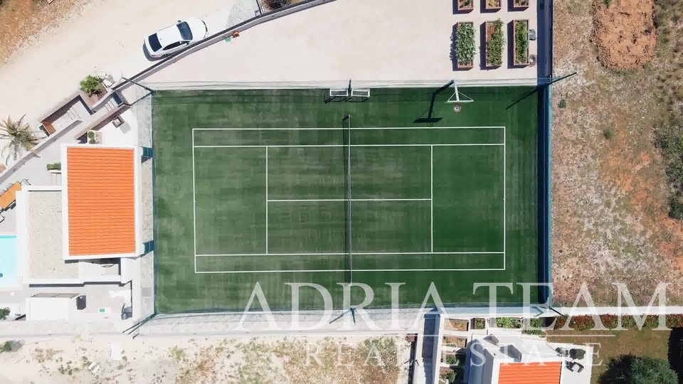 VILA S POMOĆNIM OBJEKTOM, BAZENOM I SPORTSKIM TERENOM , MIRNA I TIHA POZICIJA OKRUŽENA PRIRODOM!   POLJICA-BRIG - ZADAR