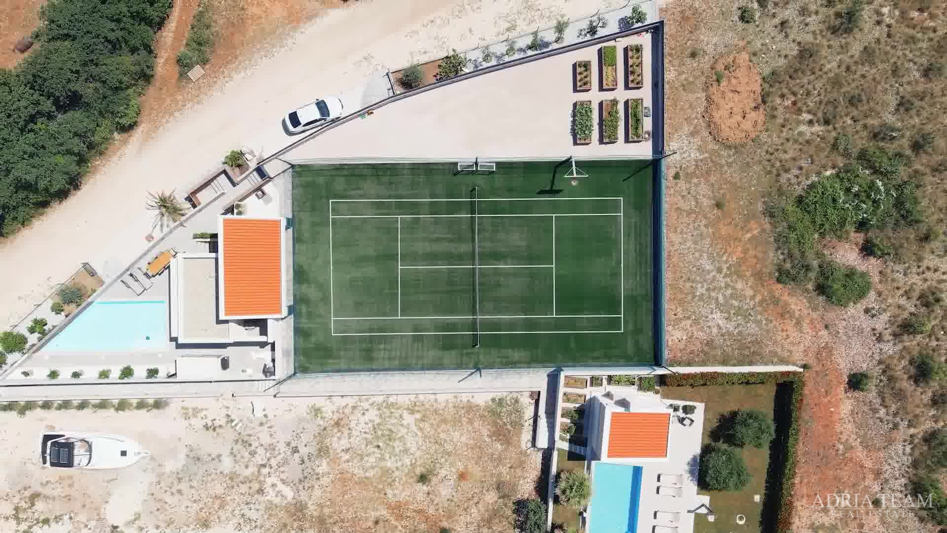 VILA S POMOĆNIM OBJEKTOM, BAZENOM I SPORTSKIM TERENOM , MIRNA I TIHA POZICIJA OKRUŽENA PRIRODOM!   POLJICA-BRIG - ZADAR