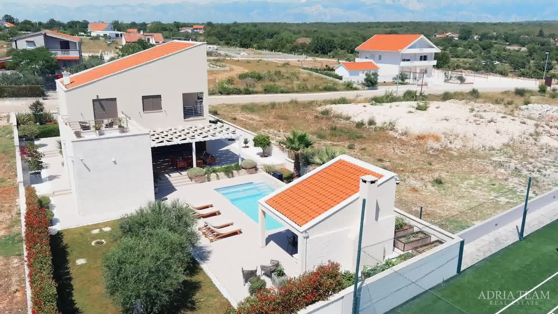 VILA S POMOĆNIM OBJEKTOM, BAZENOM I SPORTSKIM TERENOM , MIRNA I TIHA POZICIJA OKRUŽENA PRIRODOM!   POLJICA-BRIG - ZADAR