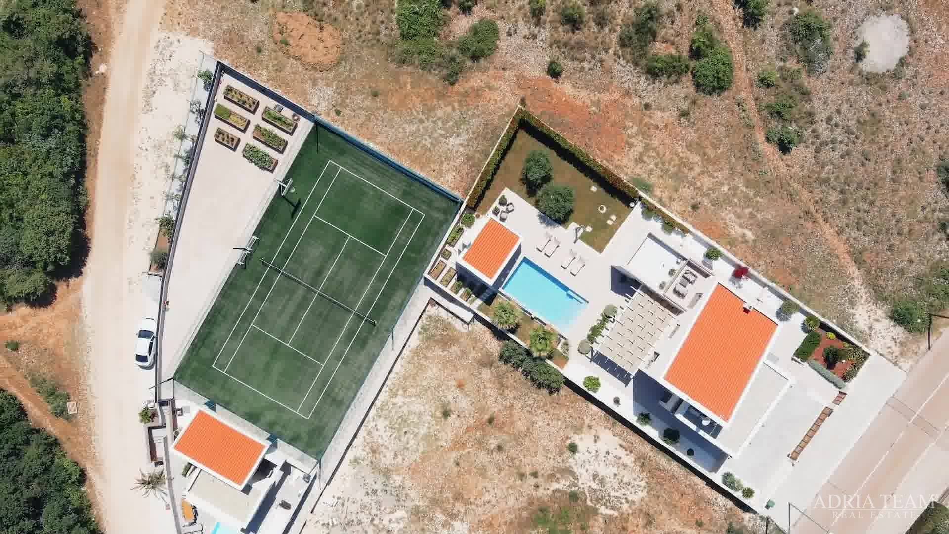 VILA S POMOĆNIM OBJEKTOM, BAZENOM I SPORTSKIM TERENOM , MIRNA I TIHA POZICIJA OKRUŽENA PRIRODOM!   POLJICA-BRIG - ZADAR