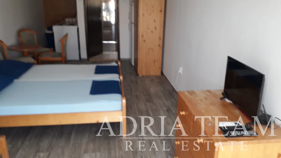 KUĆA SA 2 APARTMANA, 200 m OD MORA - VIR