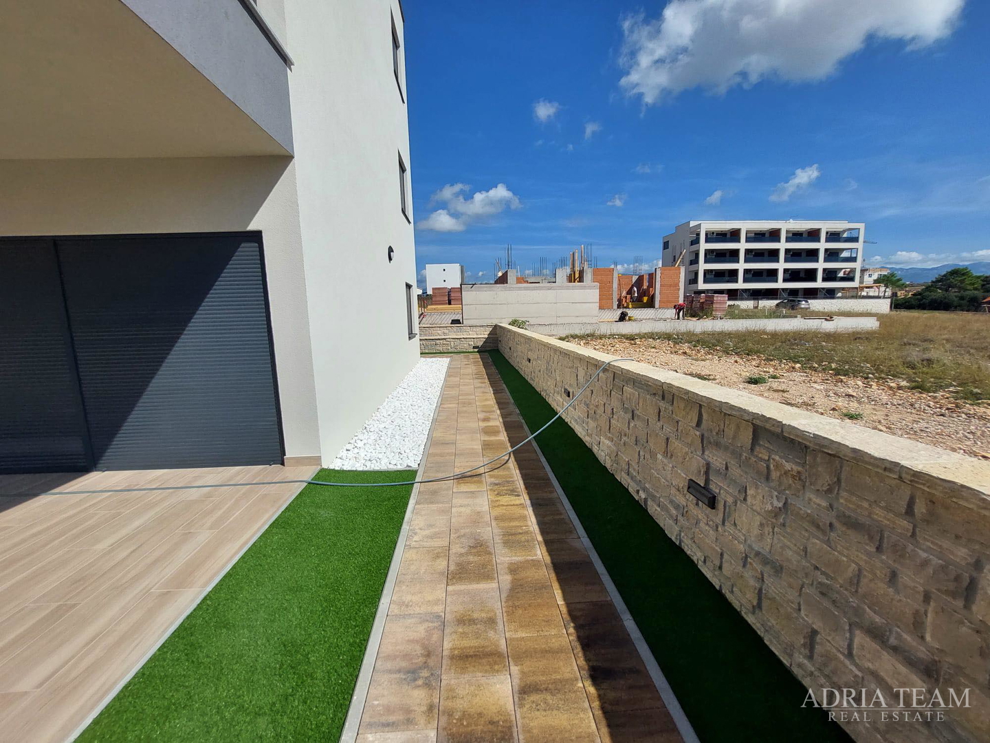 MODERNI APARTMANI U NOVOGRADNJI - POVLJANA, PAG (ZAPAD)