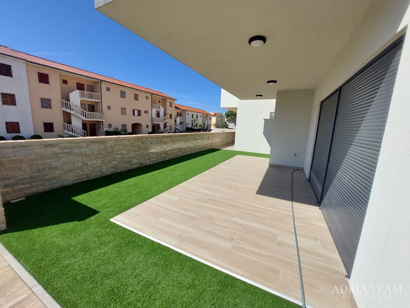 MODERNI APARTMANI U NOVOGRADNJI - POVLJANA, PAG (ZAPAD)