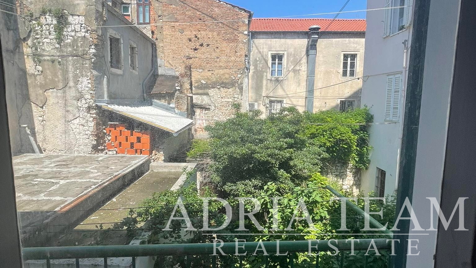 AKCIJA!!! KUĆA U NIZU - 143 m2, IDEALNA PRILIKA ZA HOSTEL ILI SOBE ZA NAJAM! POLUOTOK - ZADAR