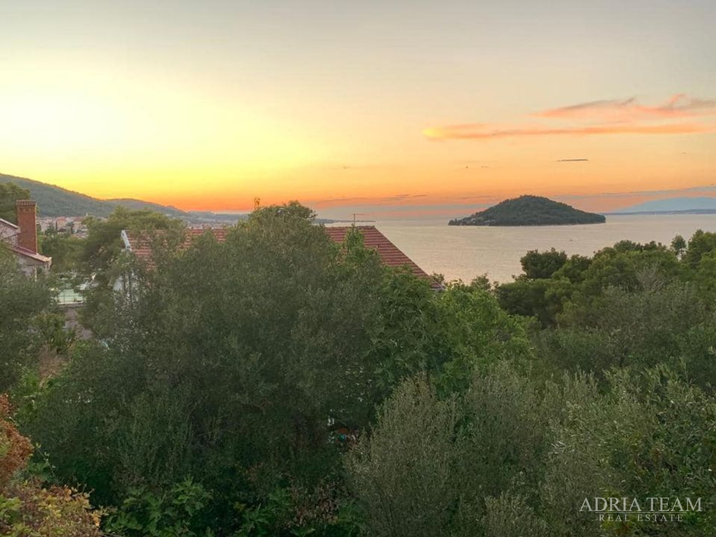 GRAĐEVINSKO ZEMLJIŠTE S PRISTUPNIM PUTEM I POGLEDOM NA MORE - KALI, UGLJAN