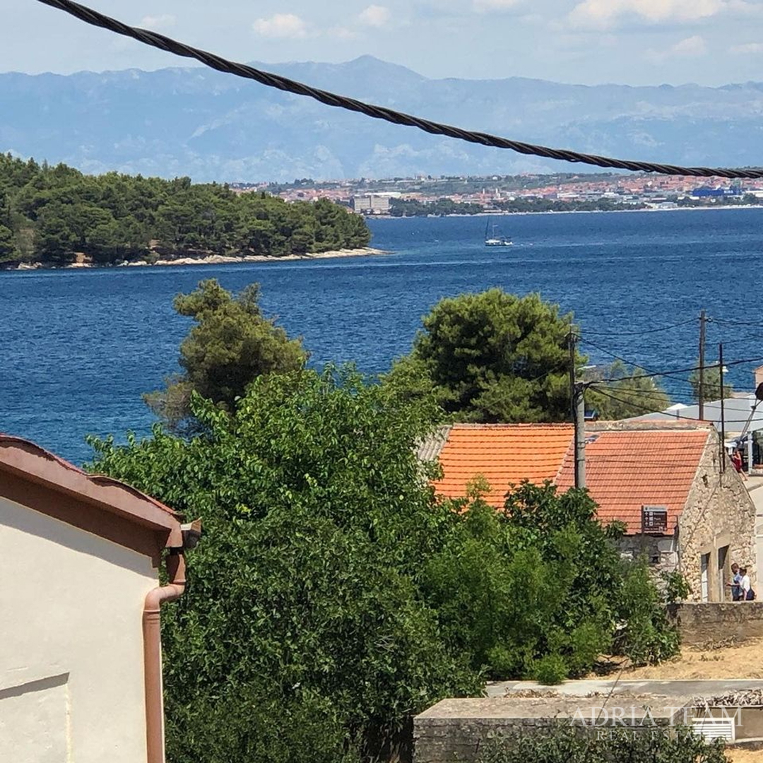 GRAĐEVINSKO ZEMLJIŠTE S PRISTUPNIM PUTEM I POGLEDOM NA MORE - KALI, UGLJAN