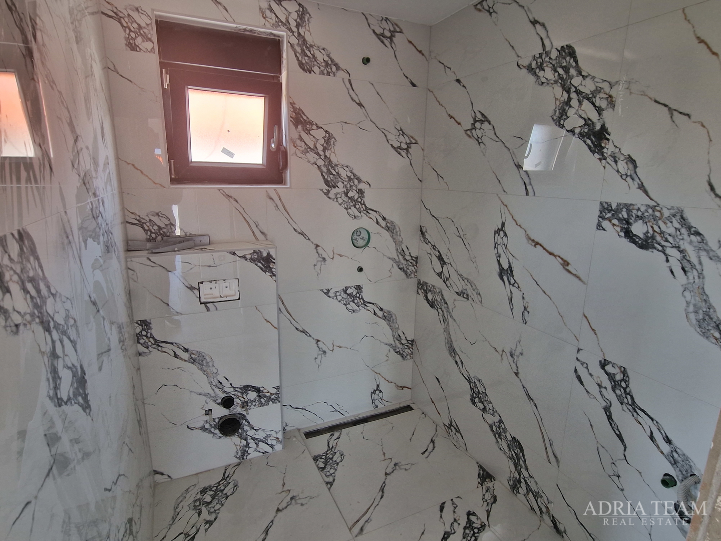 KUĆA SA 6 STAMBENIH JEDINICA, 70 m OD MORA - VIR