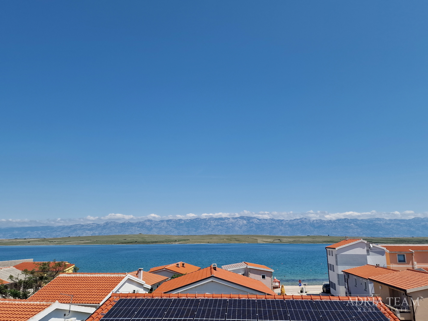 KUĆA SA 6 STAMBENIH JEDINICA, 70 m OD MORA - VIR