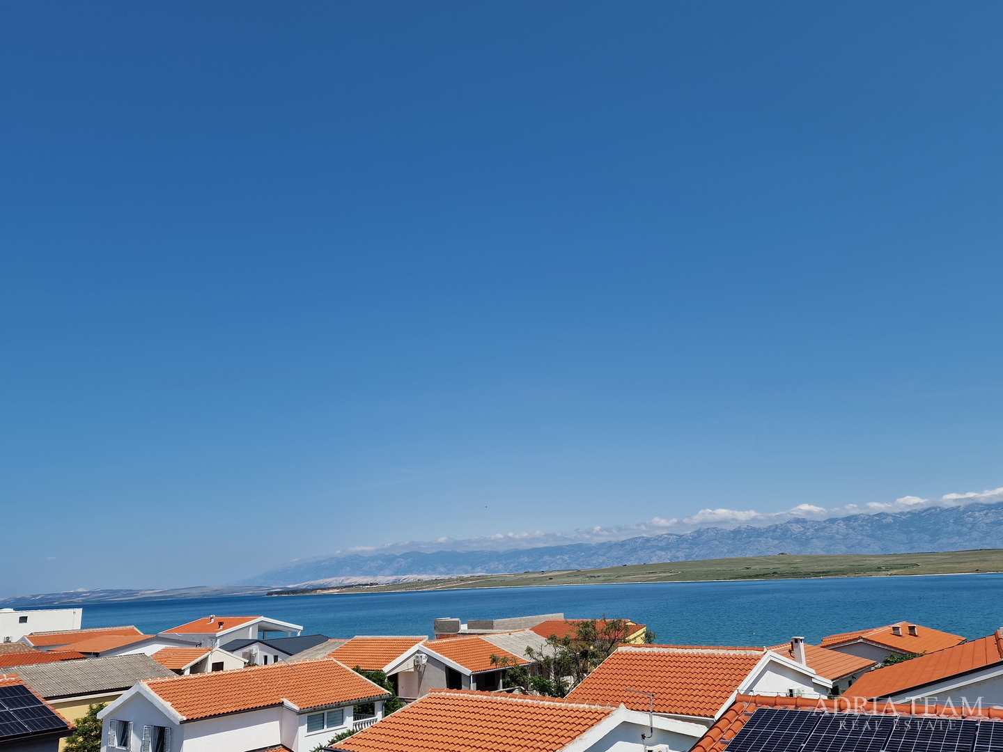 KUĆA SA 6 STAMBENIH JEDINICA, 70 m OD MORA - VIR