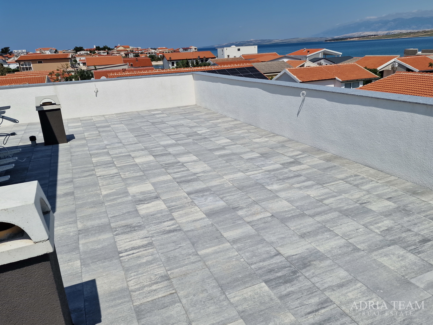 KUĆA SA 6 STAMBENIH JEDINICA, 70 m OD MORA - VIR