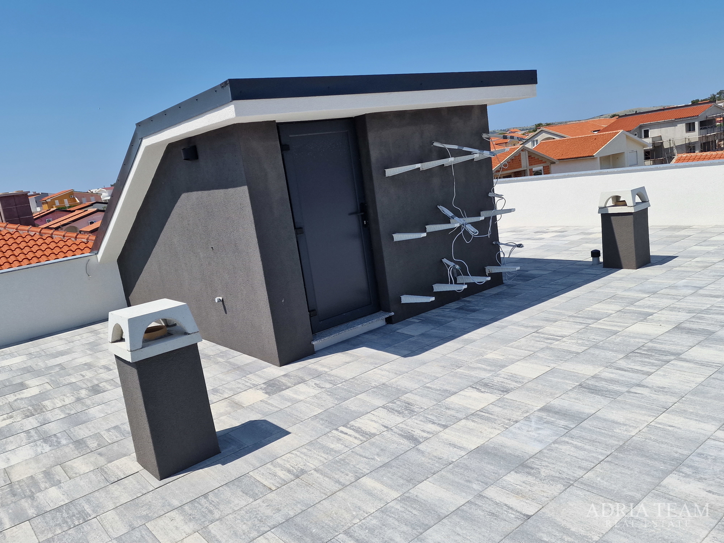 KUĆA SA 6 STAMBENIH JEDINICA, 70 m OD MORA - VIR