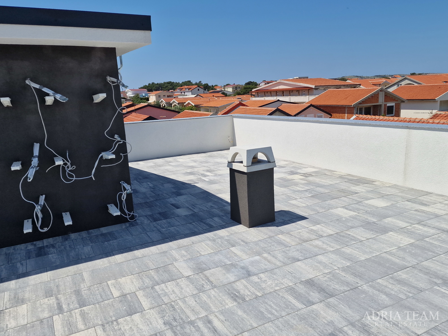 KUĆA SA 6 STAMBENIH JEDINICA, 70 m OD MORA - VIR