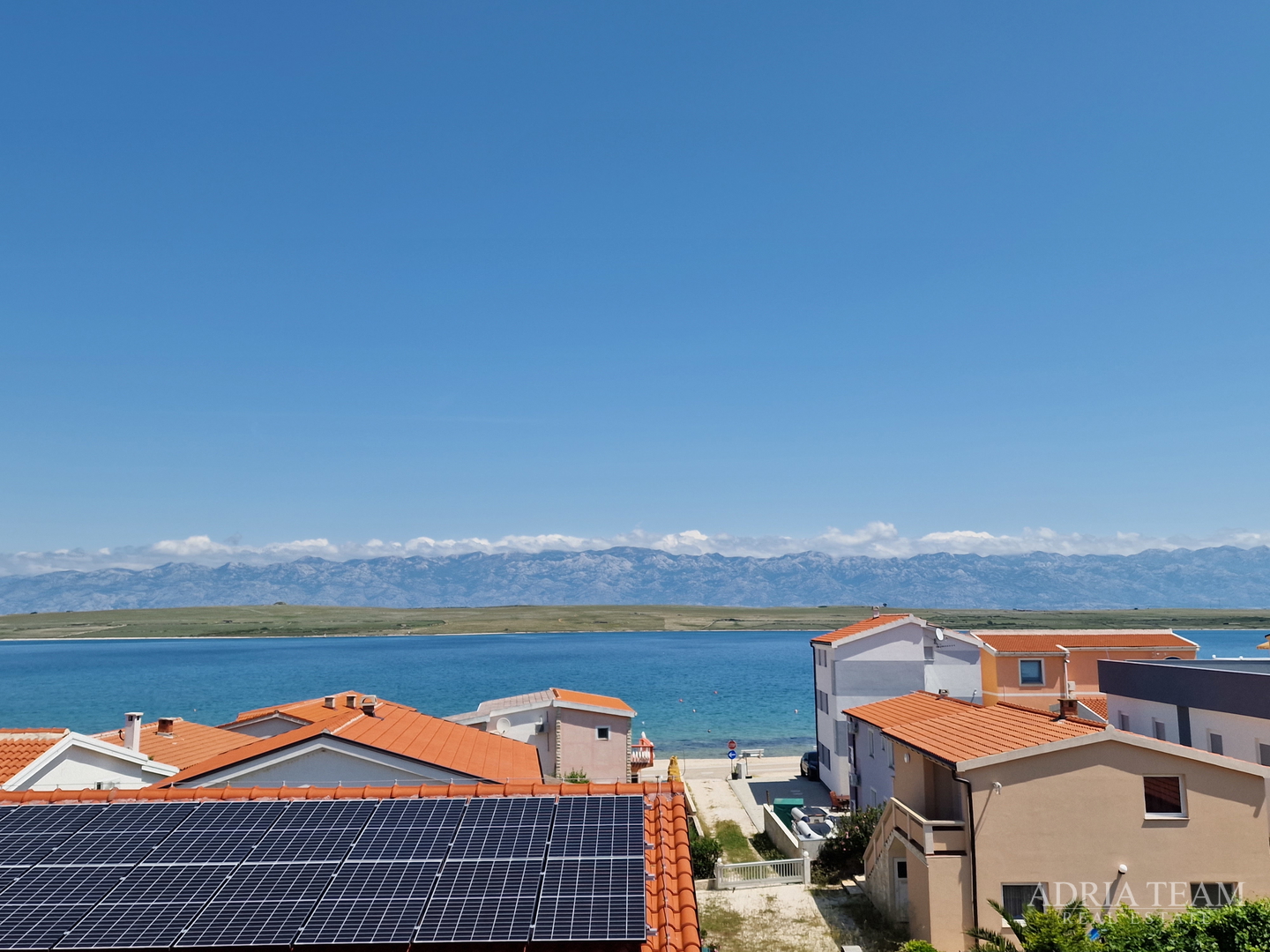 KUĆA SA 6 STAMBENIH JEDINICA, 70 m OD MORA - VIR