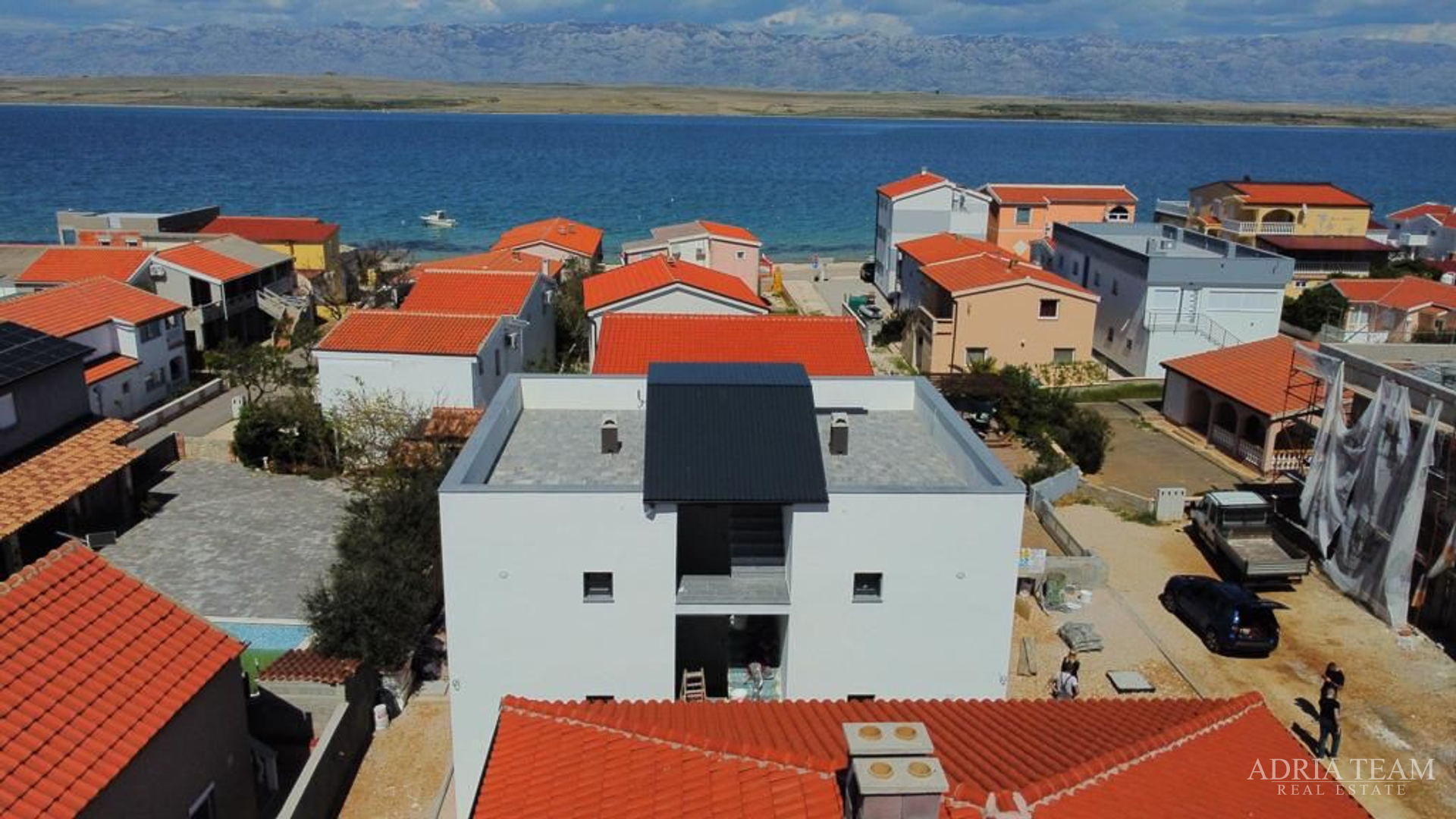 KUĆA SA 6 STAMBENIH JEDINICA, 70 m OD MORA - VIR