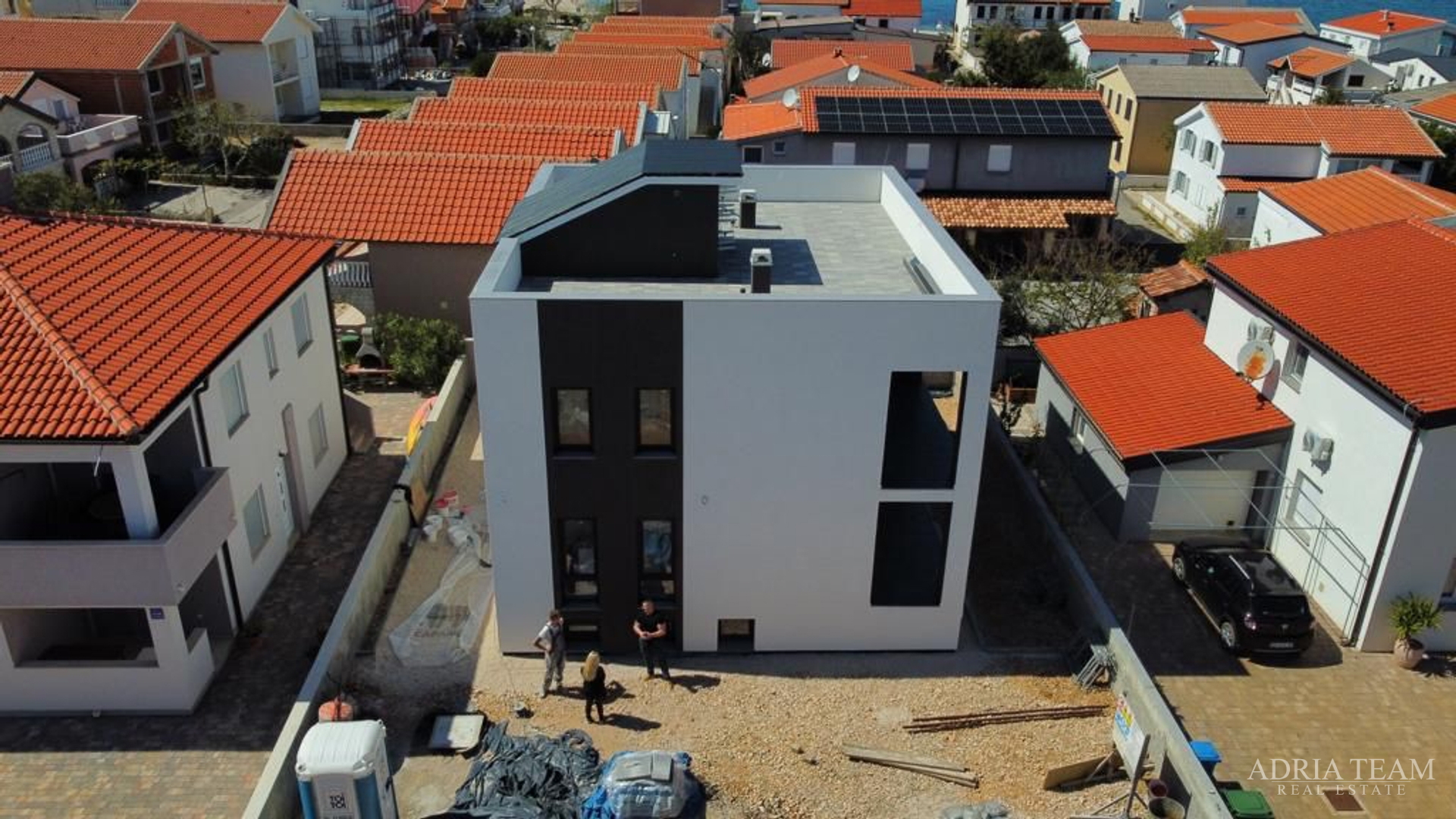 KUĆA SA 6 STAMBENIH JEDINICA, 70 m OD MORA - VIR