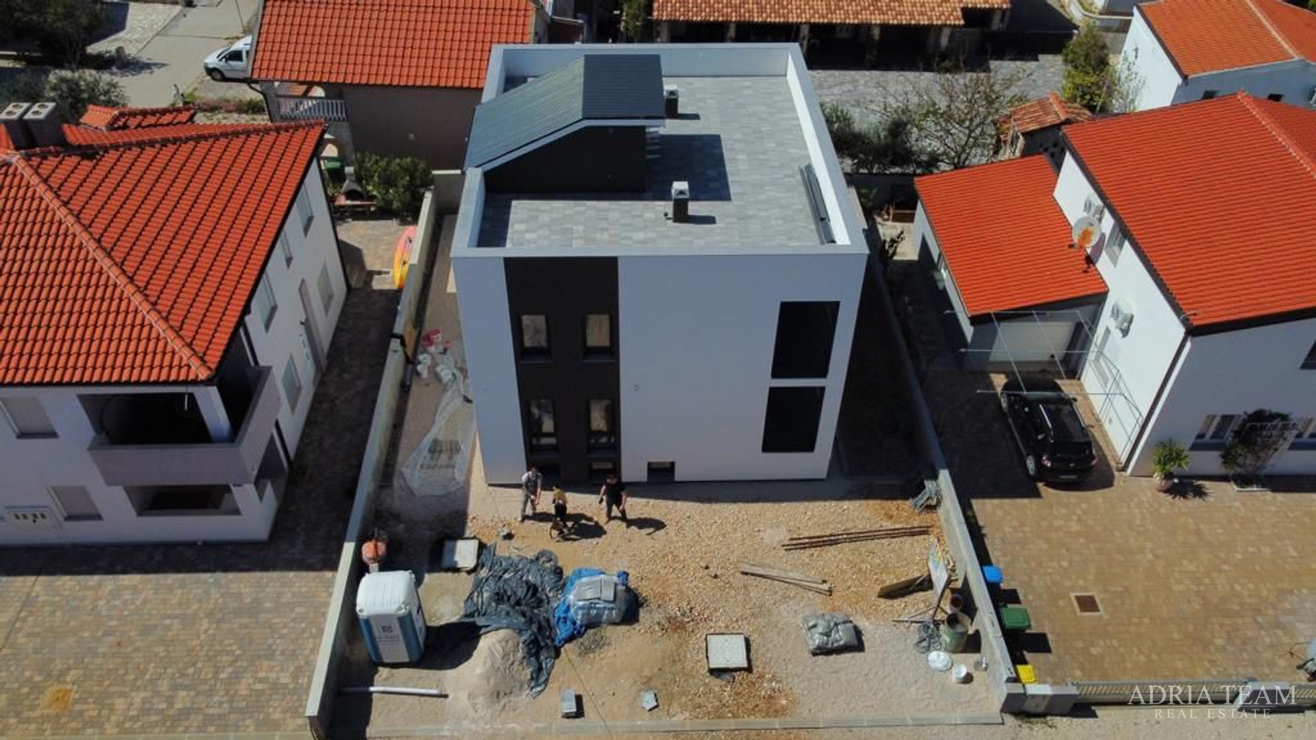 KUĆA SA 6 STAMBENIH JEDINICA, 70 m OD MORA - VIR