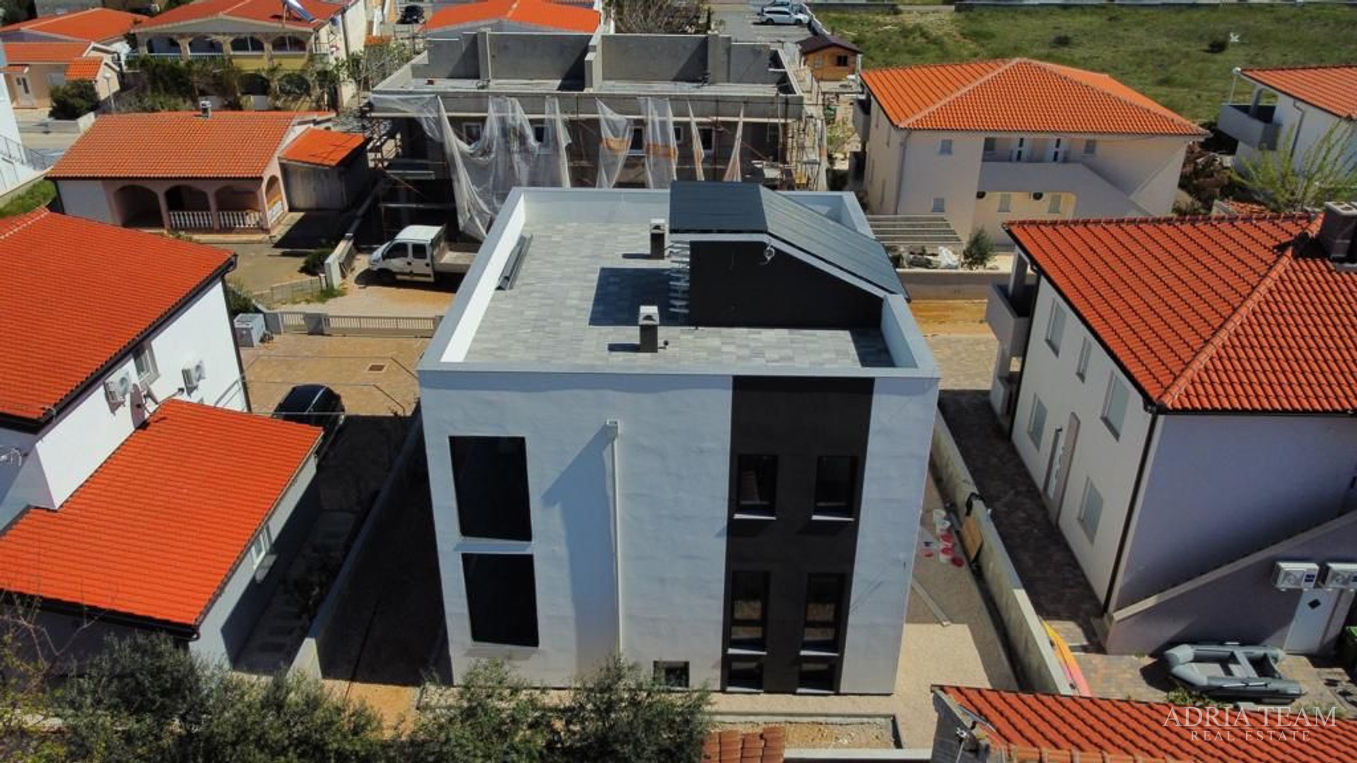 KUĆA SA 6 STAMBENIH JEDINICA, 70 m OD MORA - VIR