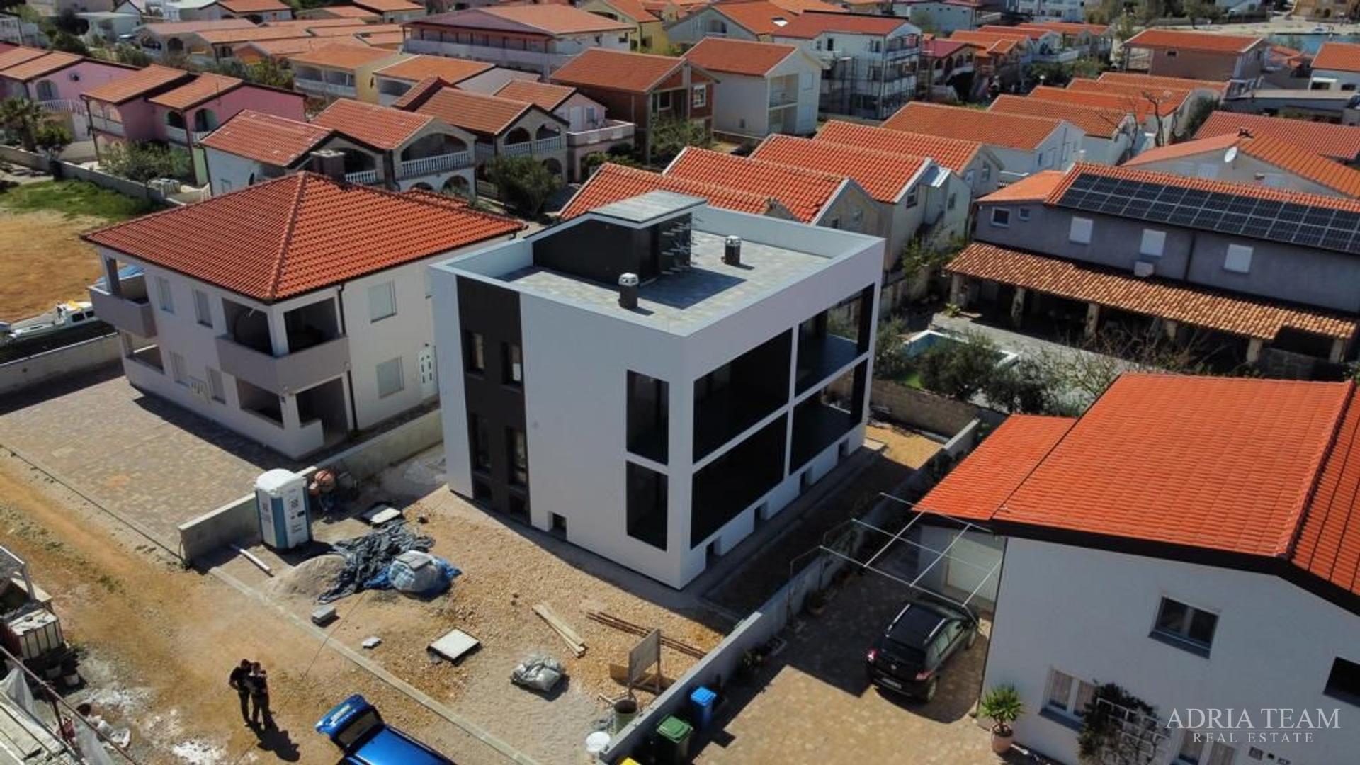 KUĆA SA 6 STAMBENIH JEDINICA, 70 m OD MORA - VIR