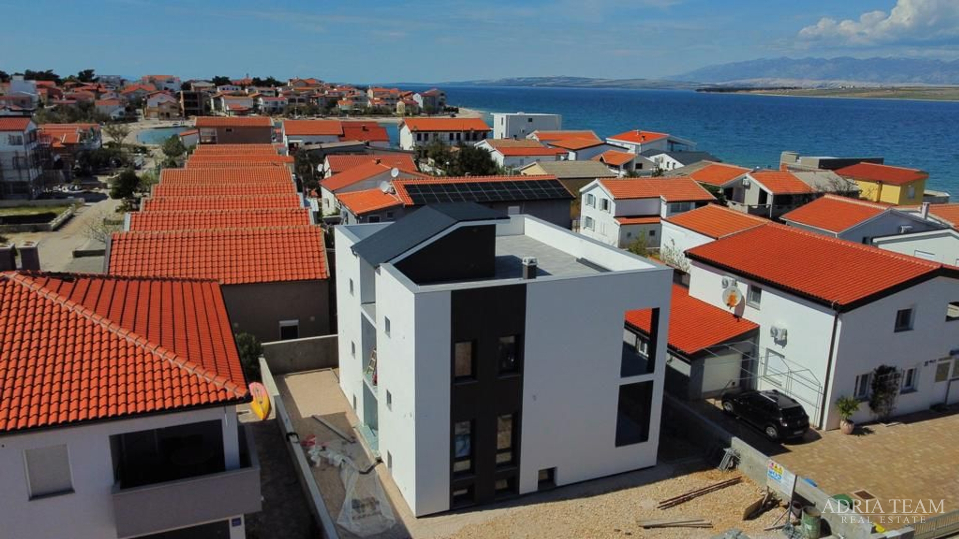 KUĆA SA 6 STAMBENIH JEDINICA, 70 m OD MORA - VIR