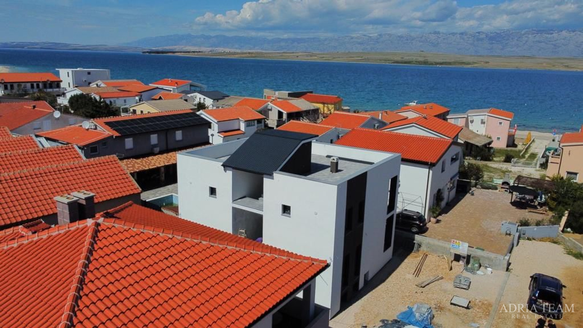 KUĆA SA 6 STAMBENIH JEDINICA, 70 m OD MORA - VIR