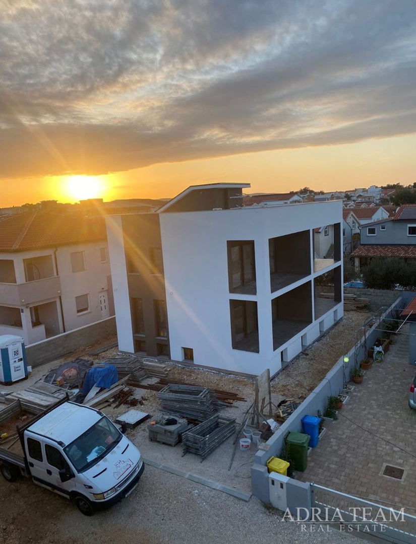 KUĆA SA 6 STAMBENIH JEDINICA, 70 m OD MORA - VIR