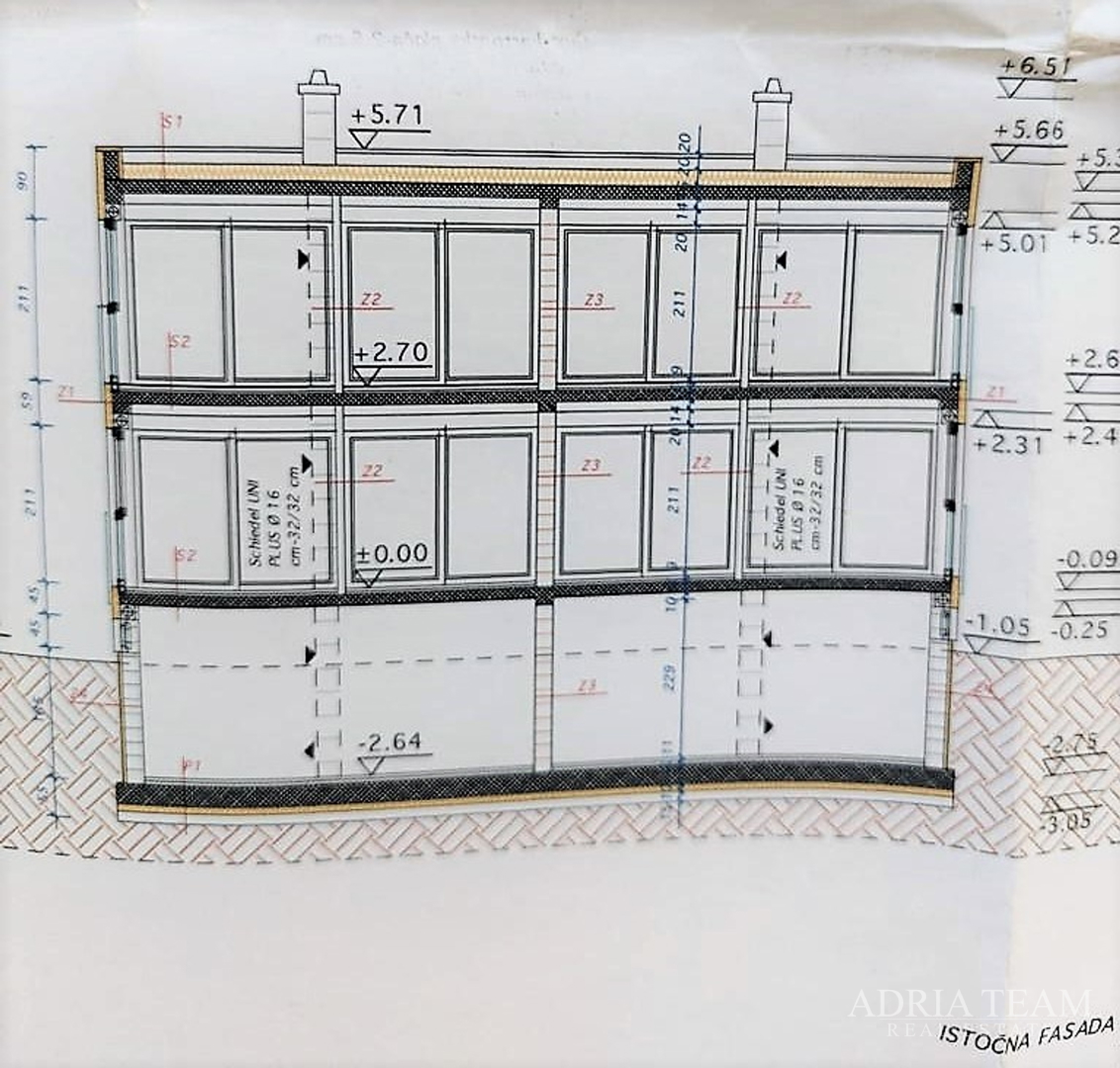 KUĆA SA 6 STAMBENIH JEDINICA, 70 m OD MORA - VIR