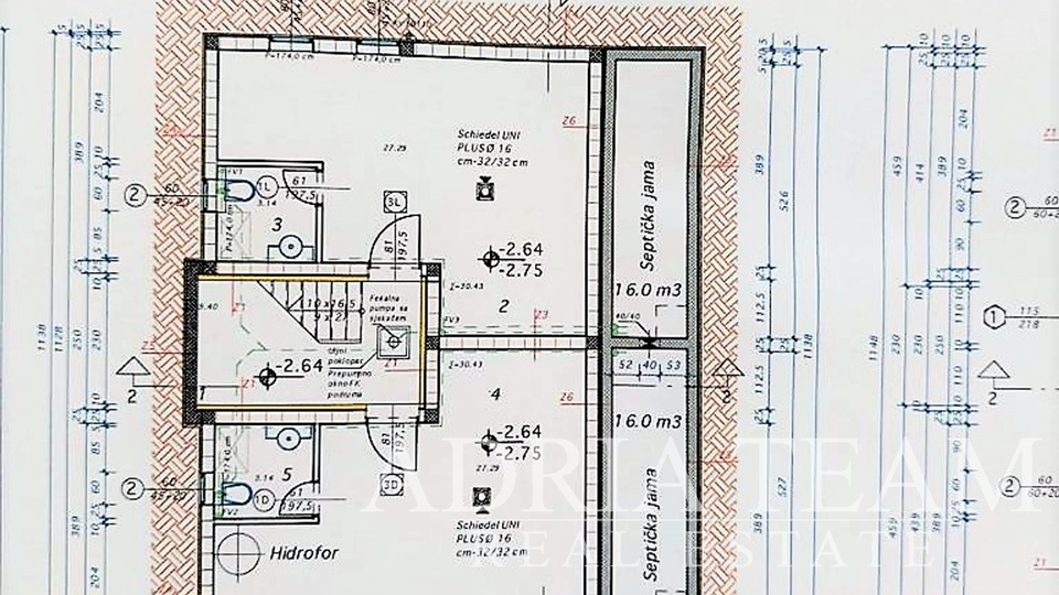 KUĆA SA 6 STAMBENIH JEDINICA, 70 m OD MORA - VIR