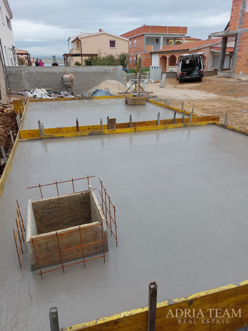 KUĆA SA 6 STAMBENIH JEDINICA, 70 m OD MORA - VIR