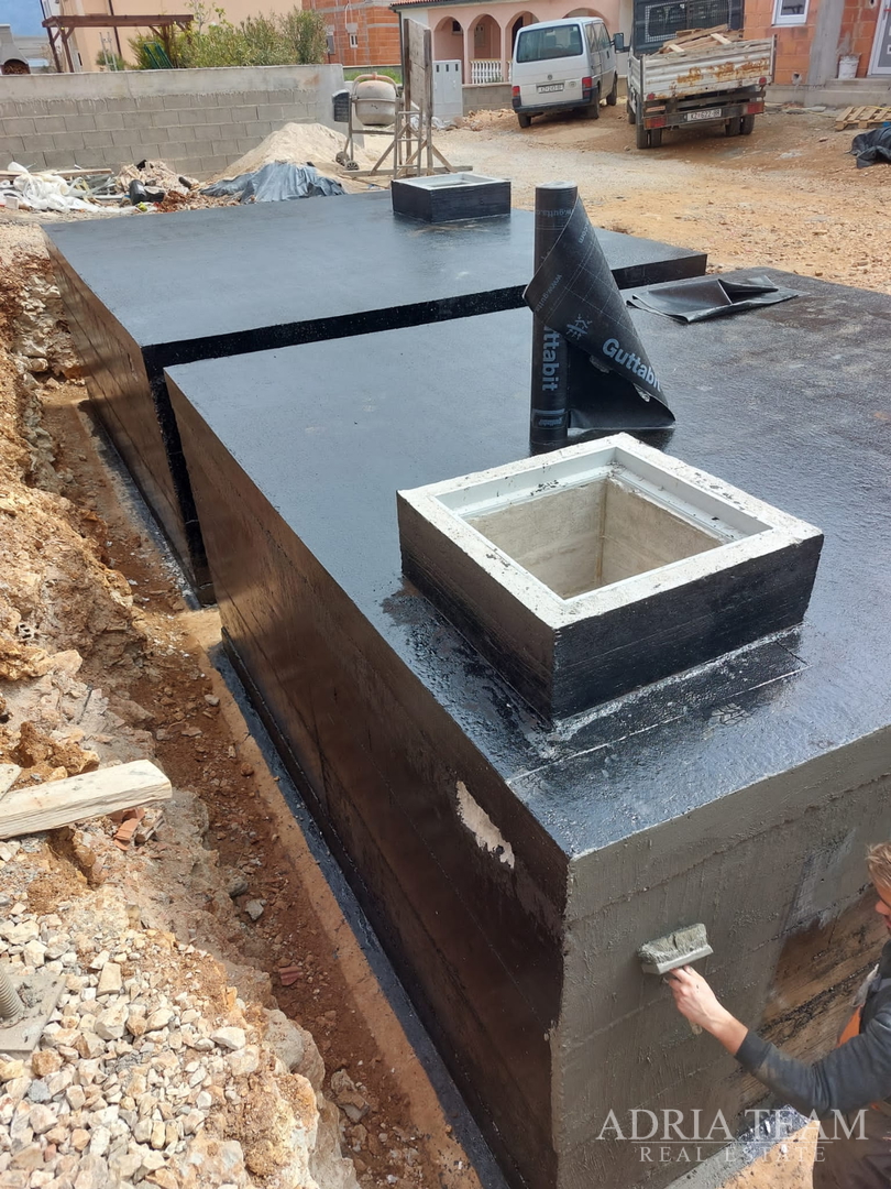 KUĆA SA 6 STAMBENIH JEDINICA, 70 m OD MORA - VIR