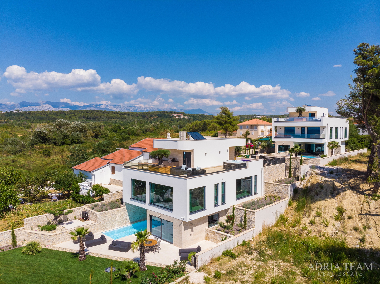 LUKSUZNA VILA U PRVOM REDU DO MORA - LJUBAČ