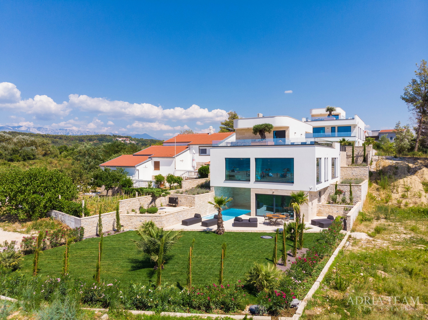 LUKSUZNA VILA U PRVOM REDU DO MORA - LJUBAČ