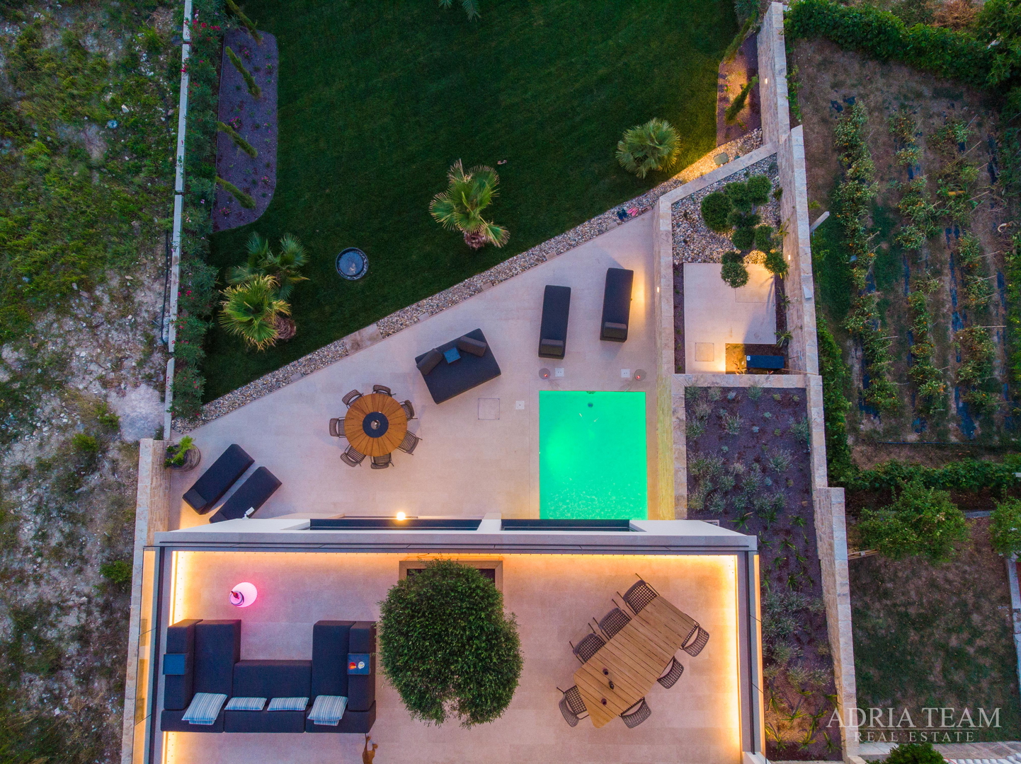 LUKSUZNA VILA U PRVOM REDU DO MORA - LJUBAČ