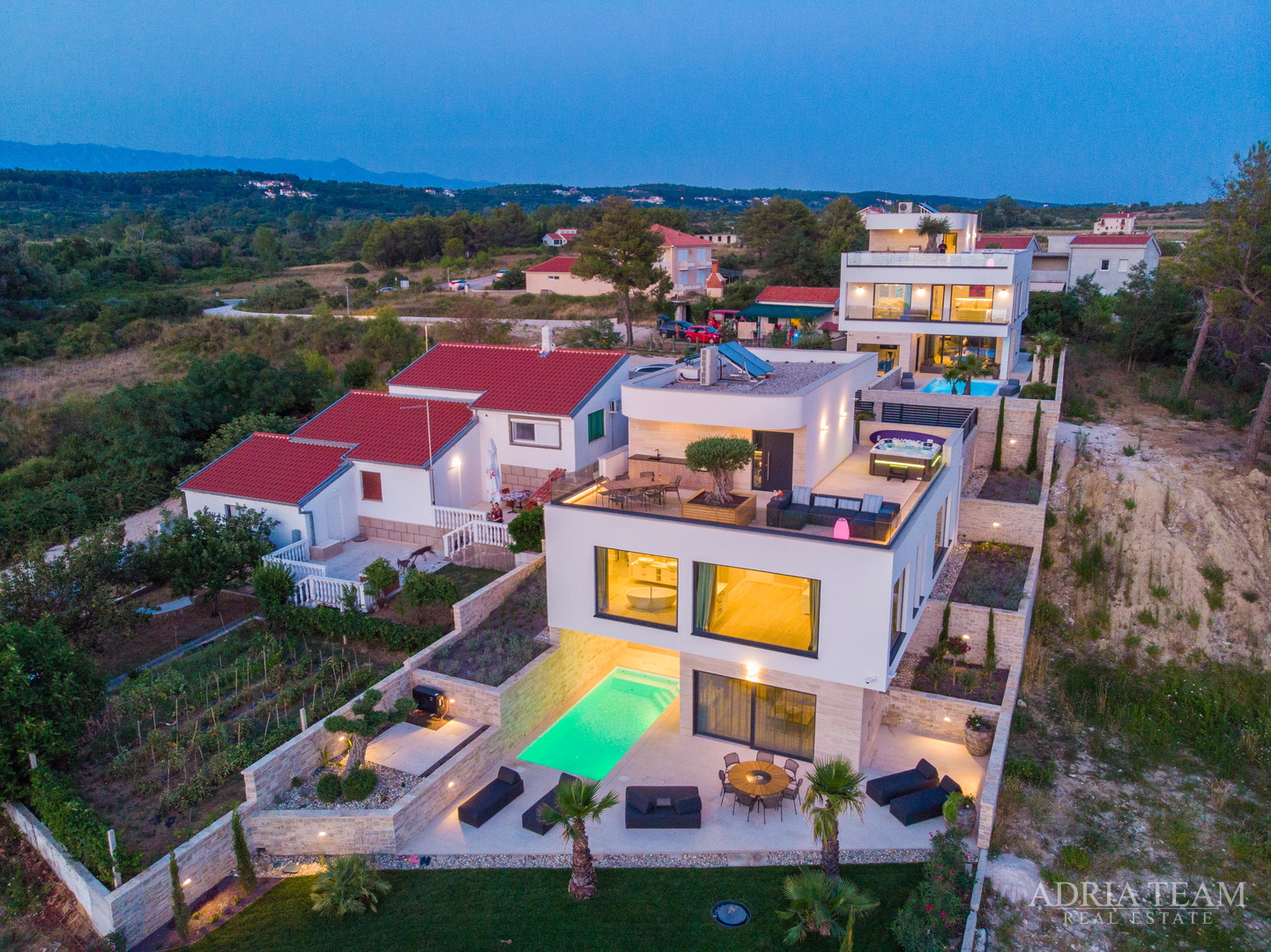 LUKSUZNA VILA U PRVOM REDU DO MORA - LJUBAČ