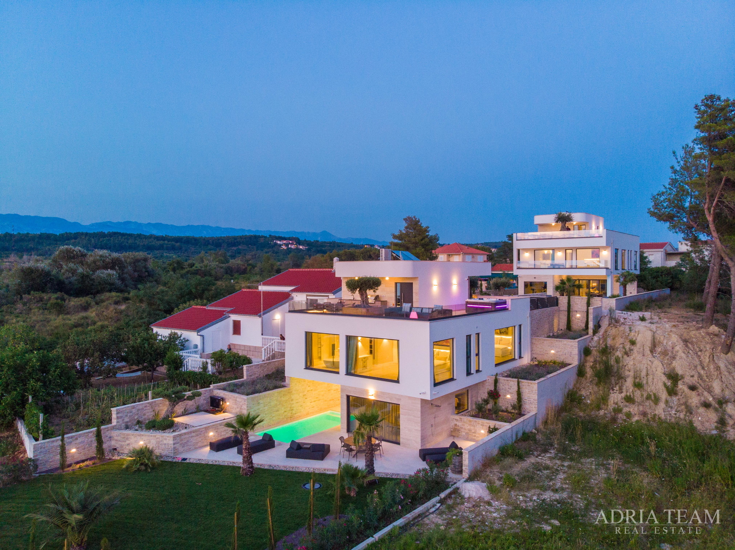 LUKSUZNA VILA U PRVOM REDU DO MORA - LJUBAČ