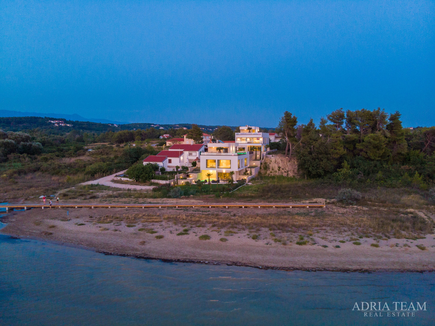 LUKSUZNA VILA U PRVOM REDU DO MORA - LJUBAČ