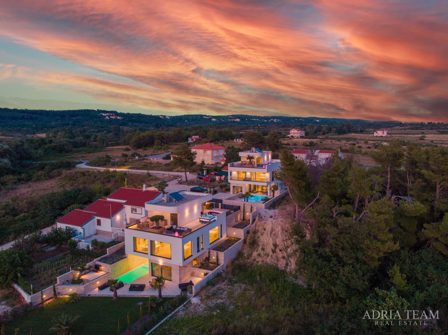 LUKSUZNA VILA U PRVOM REDU DO MORA - LJUBAČ