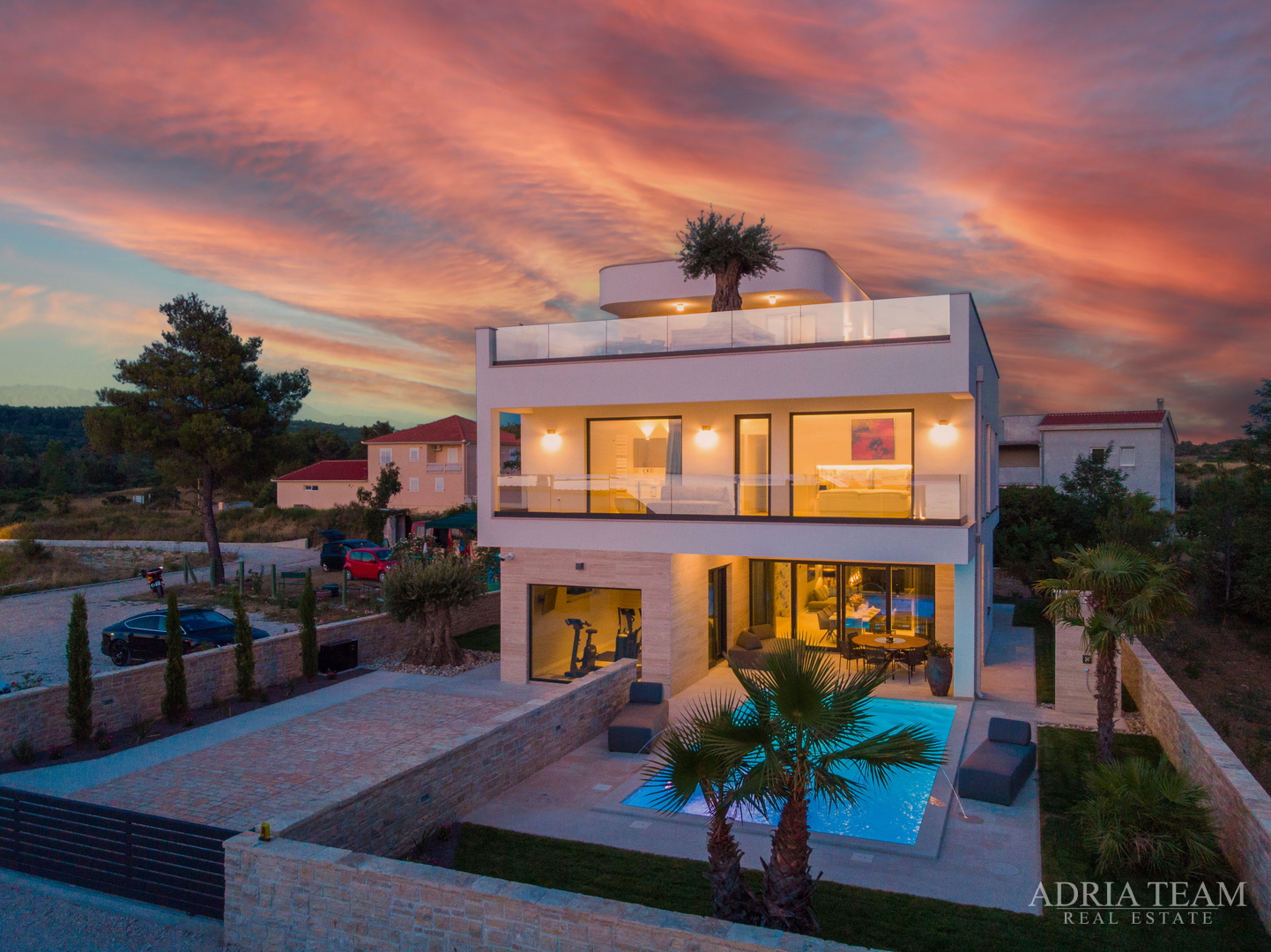 LUKSUZNA VILA U PRVOM REDU DO MORA - LJUBAČ