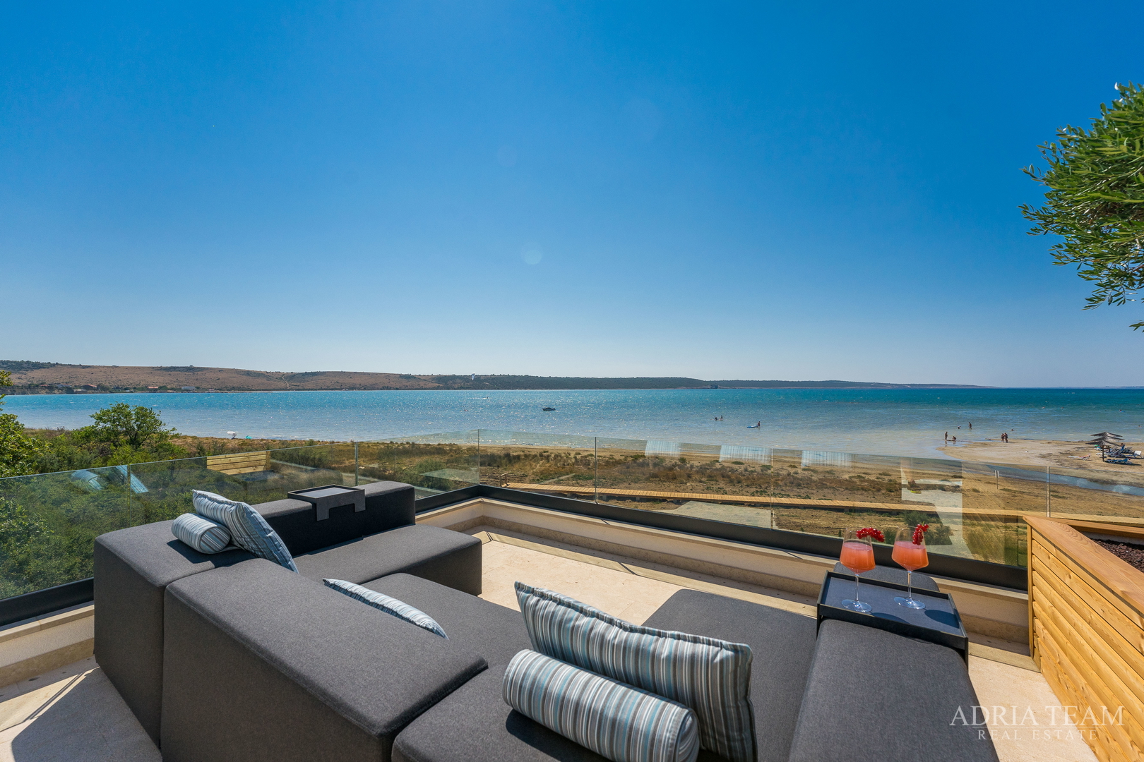 LUKSUZNA VILA U PRVOM REDU DO MORA - LJUBAČ