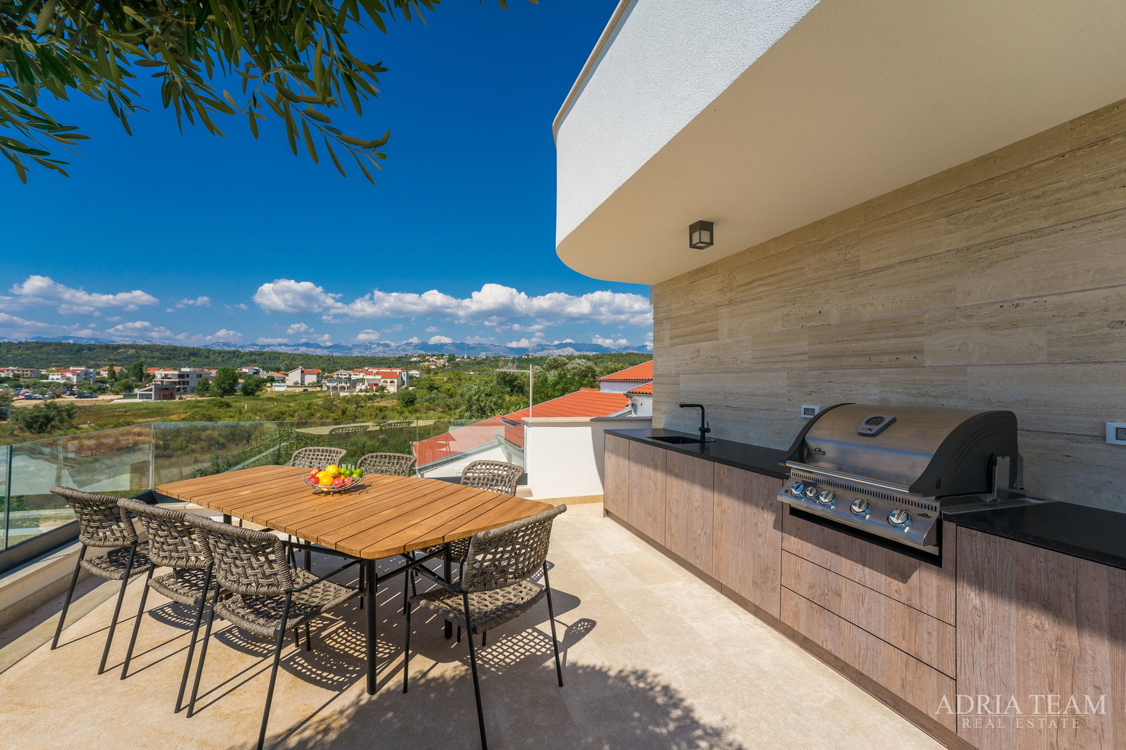 LUKSUZNA VILA U PRVOM REDU DO MORA - LJUBAČ