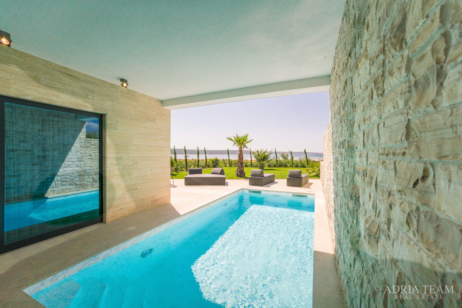 LUKSUZNA VILA U PRVOM REDU DO MORA - LJUBAČ