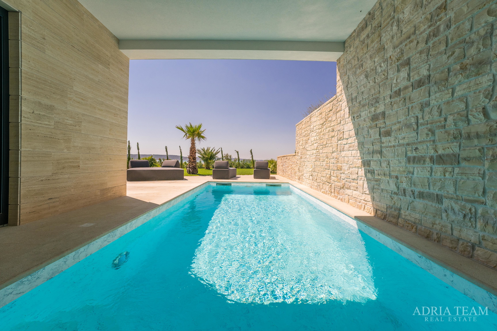 LUKSUZNA VILA U PRVOM REDU DO MORA - LJUBAČ