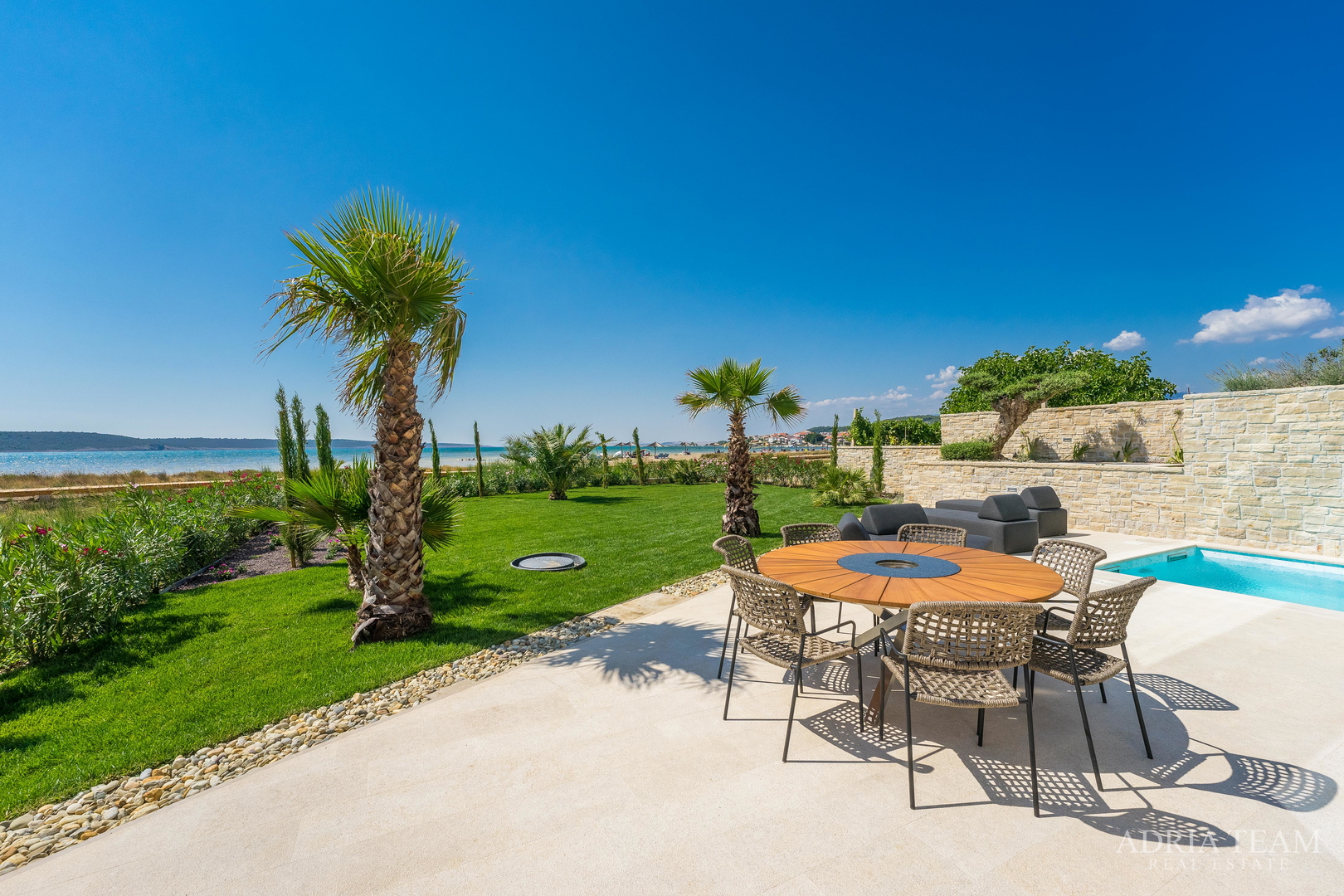 LUKSUZNA VILA U PRVOM REDU DO MORA - LJUBAČ