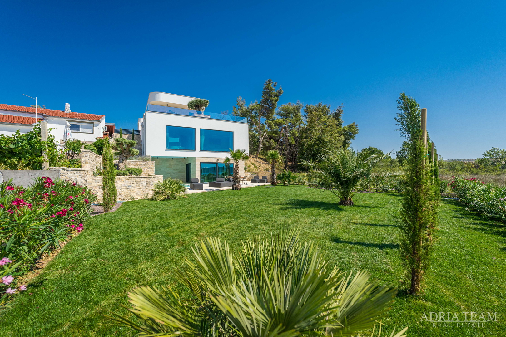 LUKSUZNA VILA U PRVOM REDU DO MORA - LJUBAČ