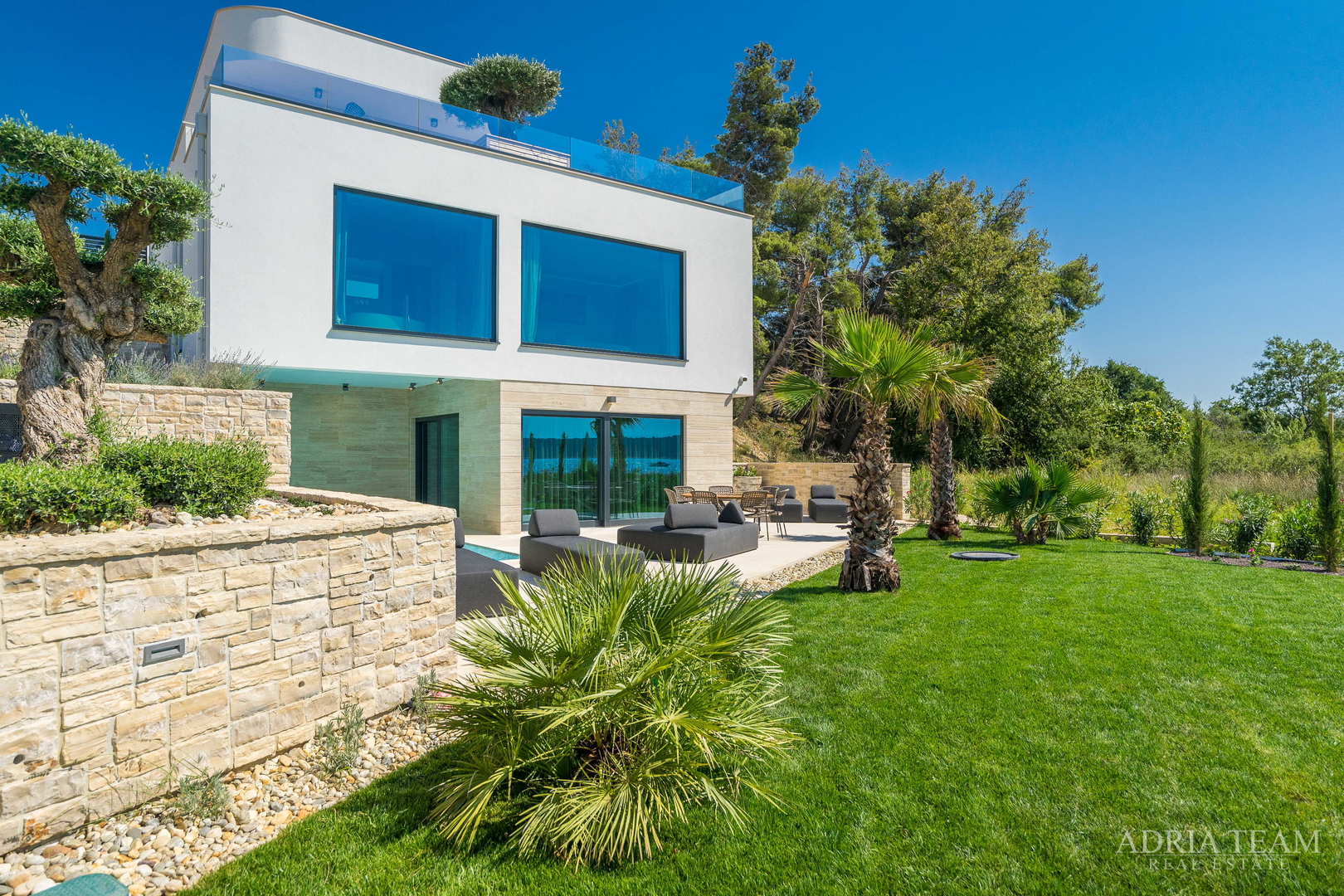 LUKSUZNA VILA U PRVOM REDU DO MORA - LJUBAČ