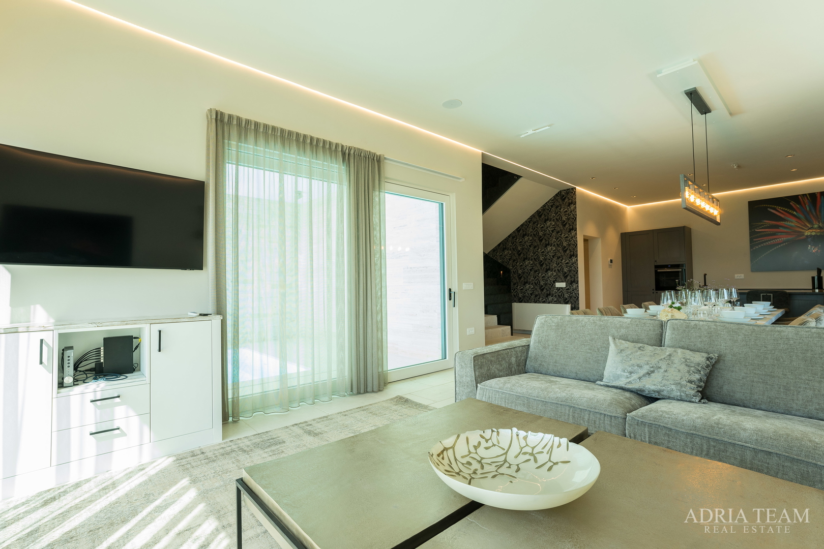 LUKSUZNA VILA U PRVOM REDU DO MORA - LJUBAČ