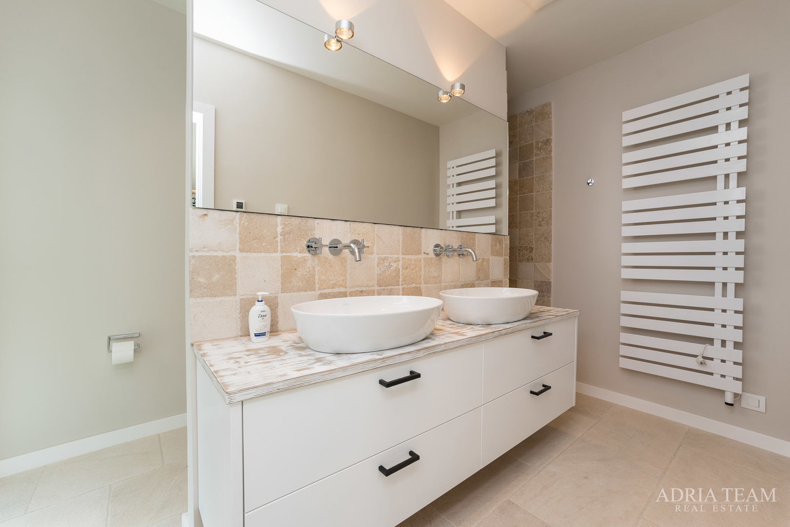 LUKSUZNA VILA U PRVOM REDU DO MORA - LJUBAČ