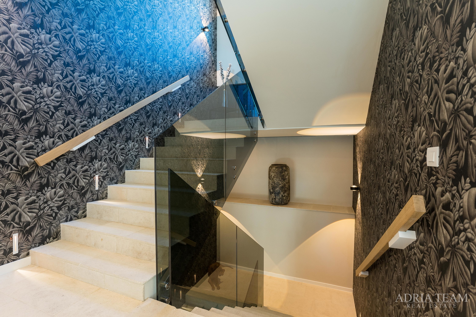 LUKSUZNA VILA U PRVOM REDU DO MORA - LJUBAČ