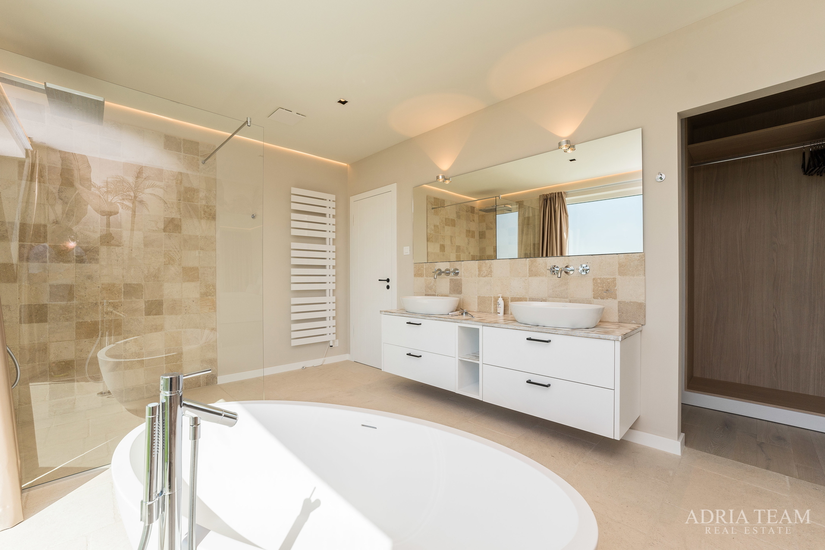 LUKSUZNA VILA U PRVOM REDU DO MORA - LJUBAČ