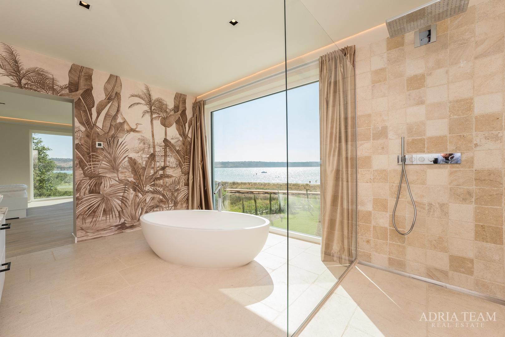 LUKSUZNA VILA U PRVOM REDU DO MORA - LJUBAČ