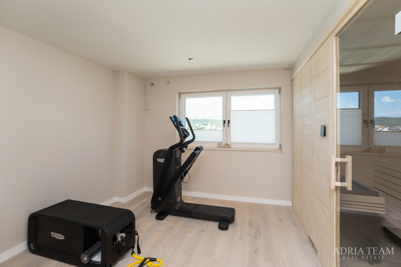 LUKSUZNA VILA U PRVOM REDU DO MORA - LJUBAČ